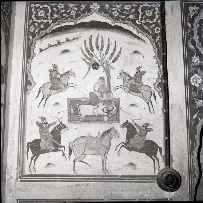 Photograph of a fresco illustrating Mirza being killed by Sahiba’s brothers (Mirza Sahiban folktale) at Palkiana Sahib near Tarn Taran, taken in 1971.
