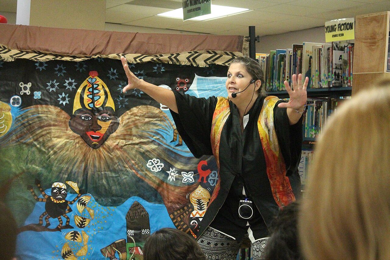 Tere Marichal, narradora oral de Puerto Rico, recitando el cuento de la tradición afro-caribeña Anansi, en la Biblioteca Juvenil de Mayagüez durante una actividad del Multicultural Children's Book Day.