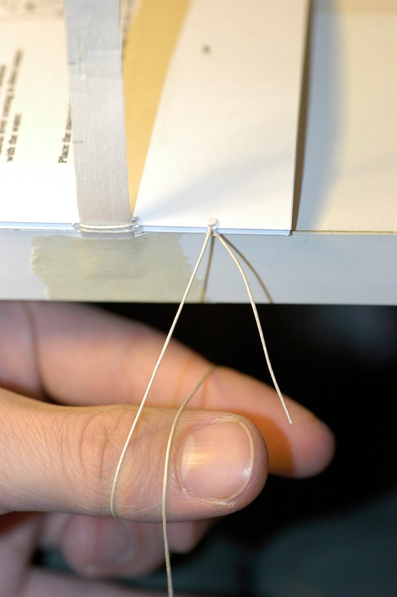 ( Bookbinding ) How to tie the thread