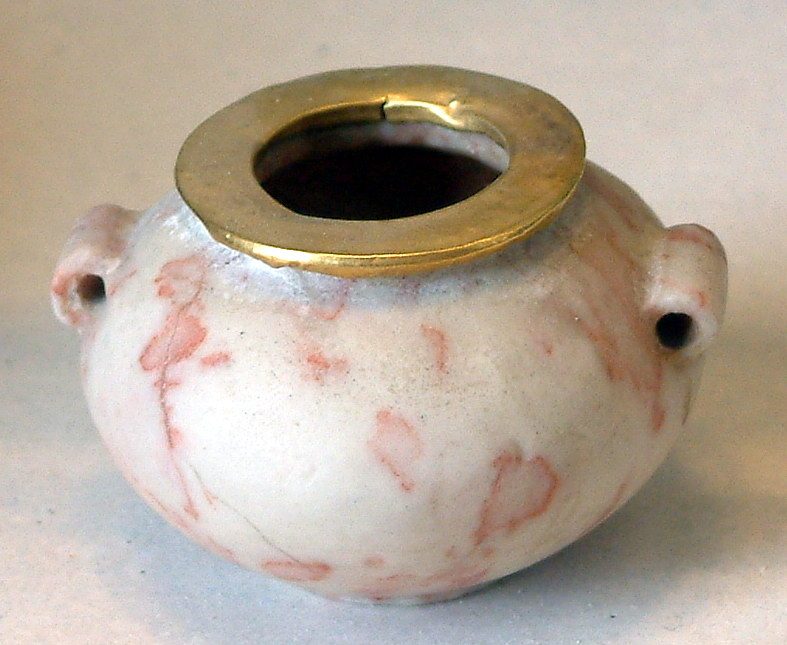 Miniature vase, marble and gold plated. Origin: Abou Roach. Epoque Thinite. Marble.