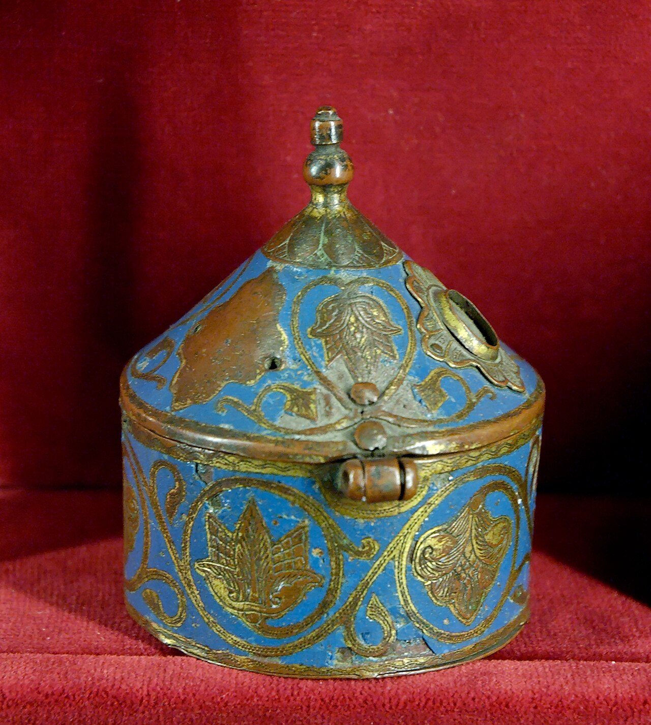 Pyx with palmettes decoration. Champlevé copper, enameled and gilt. Limoges, 13th century.