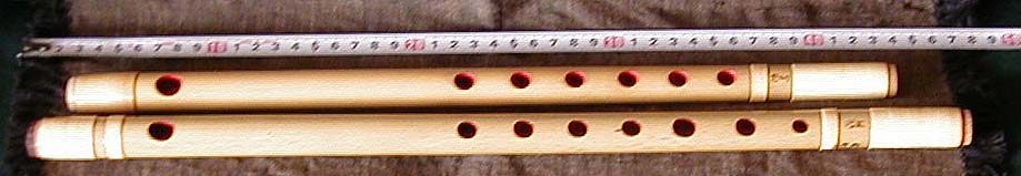 6-hole shinobue for festival music (above) 7-hole shinobue for naga-uta/kabuki (above) Photo by Yasuhiko Sano, Nov 2005 http://homepage2.nifty.com/iwatake/