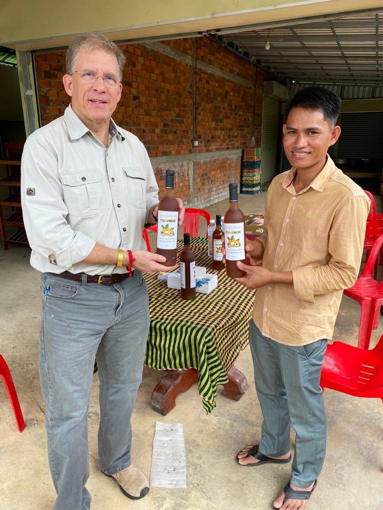 US Ambassador to Cambodia W. Patrick Murphey visited the family-owned Pailin Longan Wine Handricraft business in Pailin, Cambodia. He drank Vouch Thuch's longan wine, Palowin, which he started in 2008.