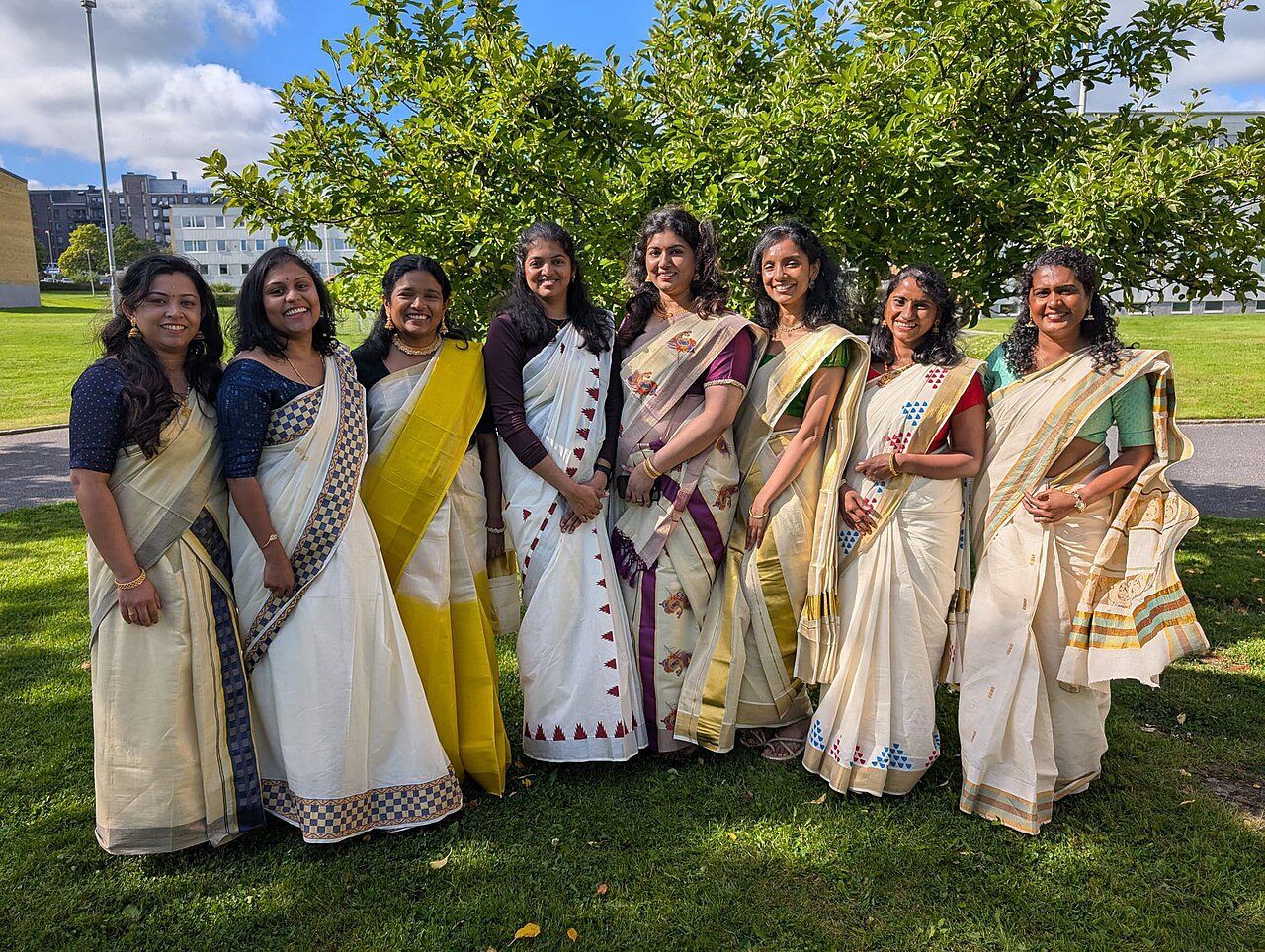 Malayali women wearing saree to dance for Onam celebration