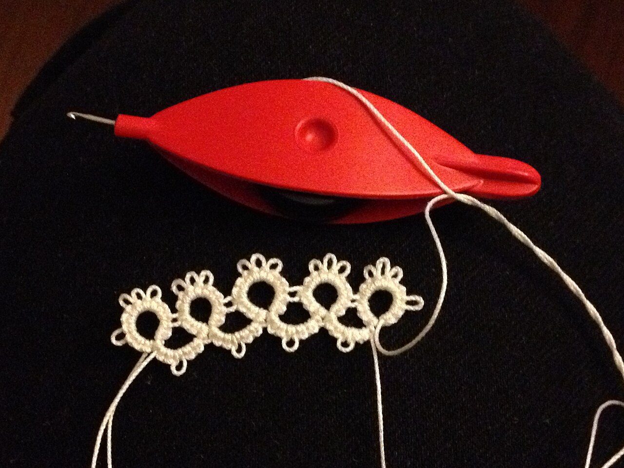 Tatting-shuttle with lace