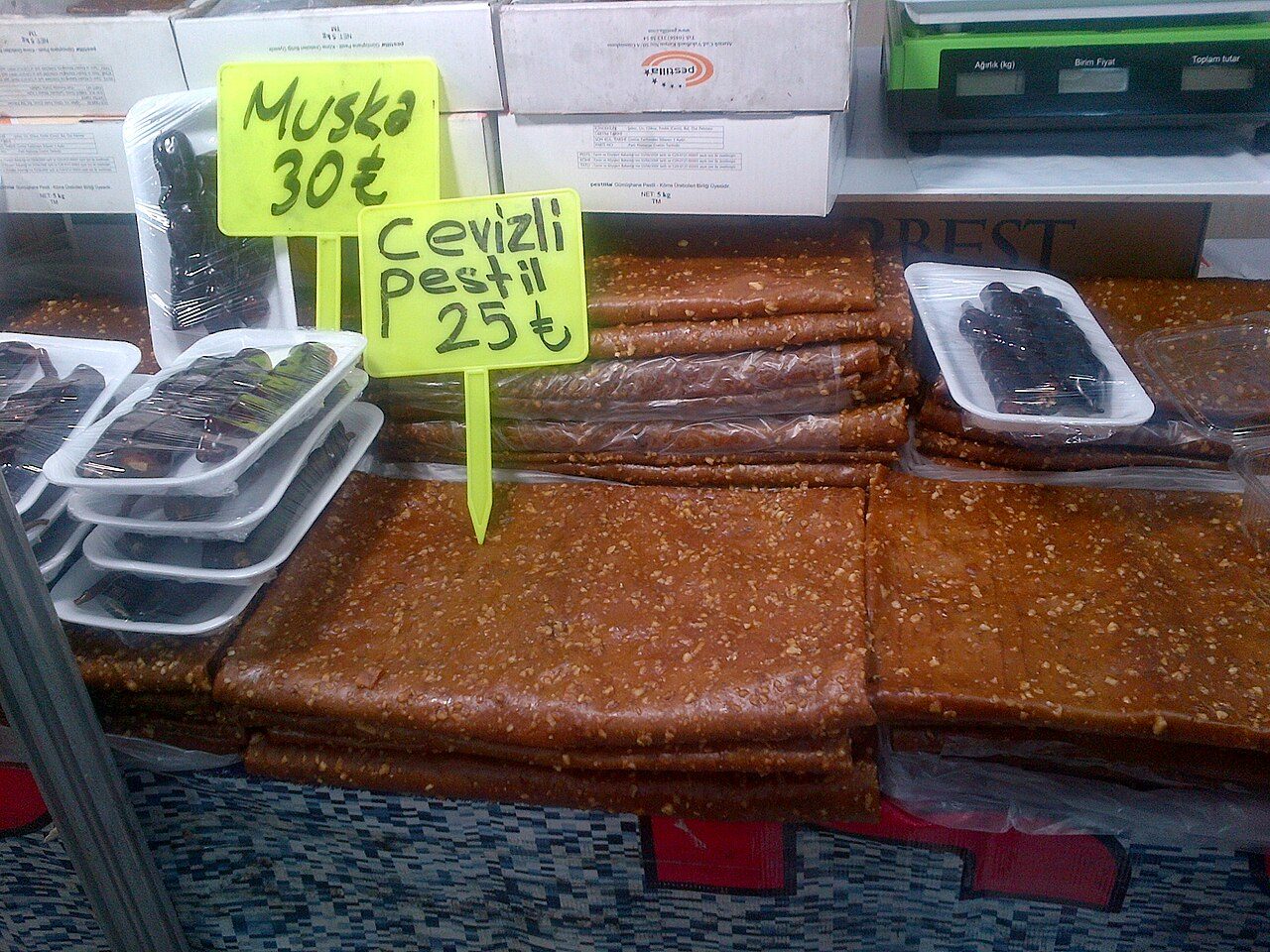 "Cevizli pestil" (Pestil con nueces) y "Cevizli sucuk" de Turquía.
