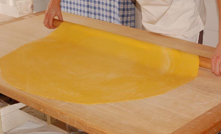 Sfoglia tirata con il mattarello. Foto realizzata dal Comune di Bologna in occasione del Premio Internazionale Sfoglino d'Oro 2011