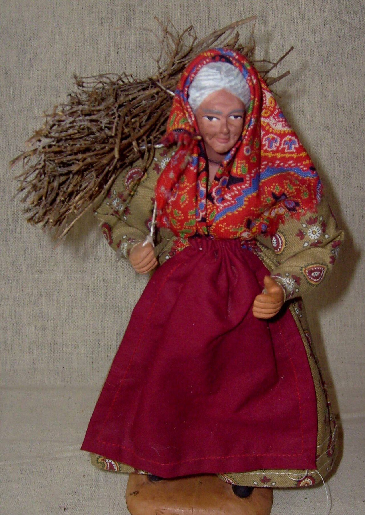 Traditional Kitchen Witch Doll or Hearth Doll for home protection. From Mal Corvus Witchcraft & Folklore artefact private collection owned by Malcolm Lidbury (aka Pink Pasty) Deutsch: Traditionelle Küchenhexenpuppe oder Herdpuppe zum Schutz des Hauses Aus der Privatsammlung von…