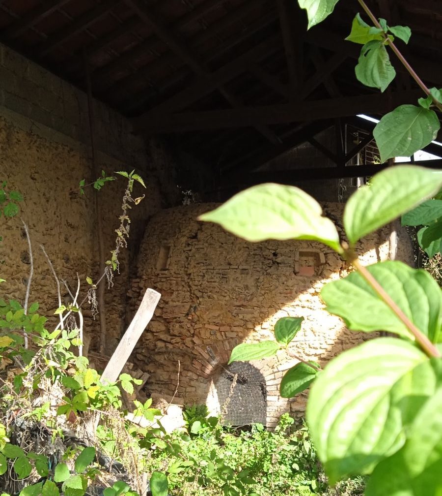 Le four de la poterie Lamothe, construit au dix-neuvième siècle, au quartier Perron, à Castandet (Landes). Seul four subsistant et préservé de cet ancien village de potiers . Le mur adjacent conserve des supports d’étagères pour le séchage des pots.