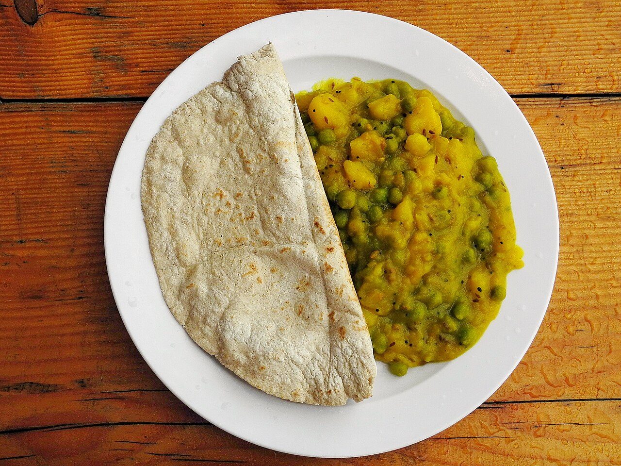 Chapati (Fladenbrot aus Ruchmehl) mit Kartoffel- und Erbsen-Curry, Theaterspektakel in Zürich- Wollishofen ( Switzerland )