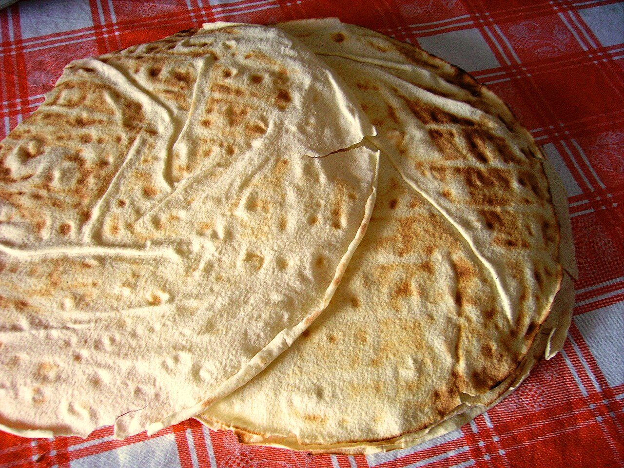Pane carasadu, a tipical sardinian bread
