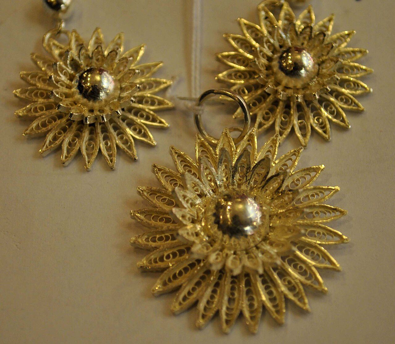 Cuttack Tarkasi (silver filigree) pendant & ear rings, a traditional craft of Odisha, India