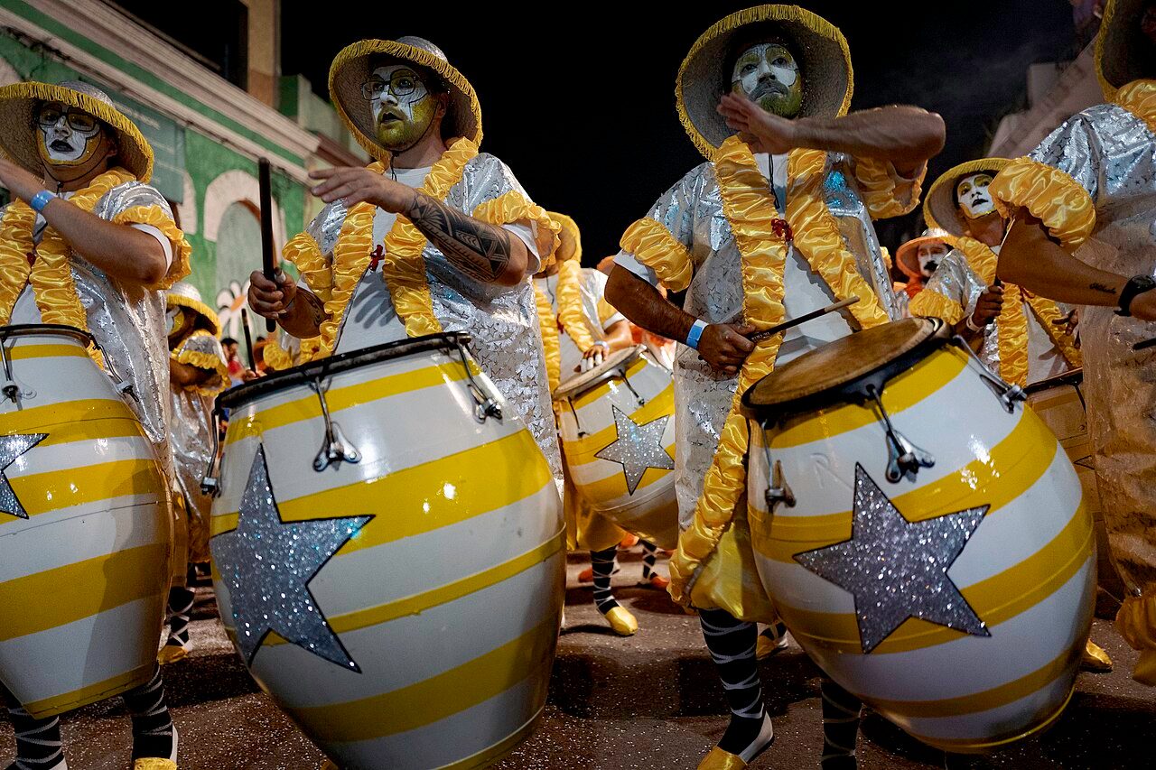 Desfile de Llamadas 2019. Montevideo, Uruguay. El desfile de llamadas es una fiesta popular de candombe que se realiza todos los años en Montevideo en el mes de febrero, durante la época de carnaval en Uruguay. Forma parte del concurso oficial de agrupaciones carnavalescas de la…