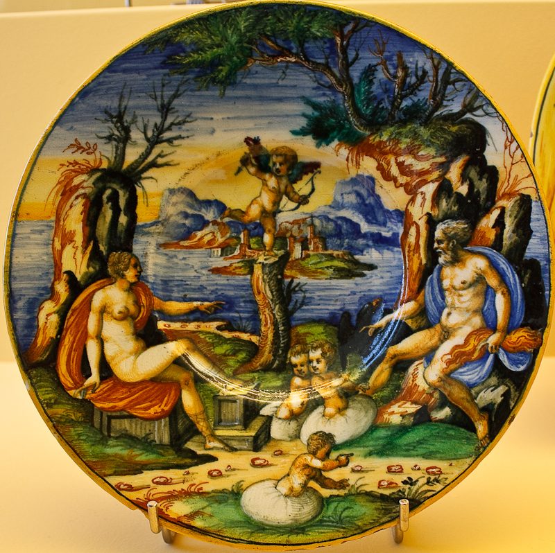 Istoriato schotels (Toegepaste kunst en Design, zaal 42) Italie Toegeschreven aan Guido Durantino en atelier Schotel: Zeus, Hera en Amor observeren de geboorte van Helena en de Dioskuren (Castor en Pollux), 1550 Majolica, Istoriatostijl Schenking collectie: Mr. J.W. Frederiks…