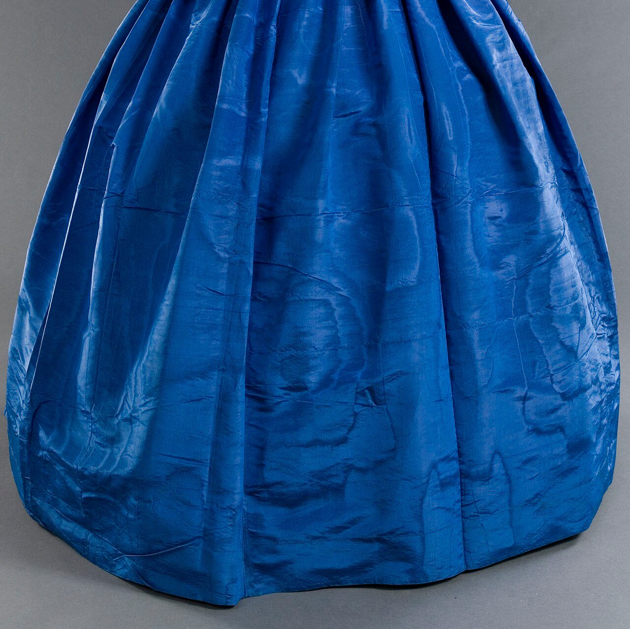 Auteur(s): Anonyme Date de production: Vers 1855 Datation en siècle: 19e siècle Type(s) d'objet(s): Vêtements et accessoires de vêtement Dénomination(s): Corsage de robe Matériaux et techniques: Faille, Moiré - Moire Description: Corsage de robe en faille moiée bleue, à manches…