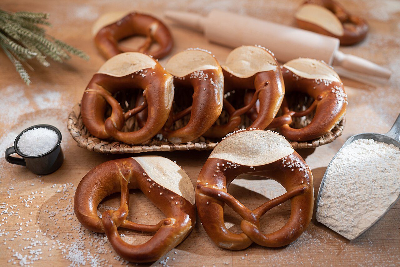 Schwäbische Spezialität mit rundem Laugengeschmack, ofenfrisch gebacken.