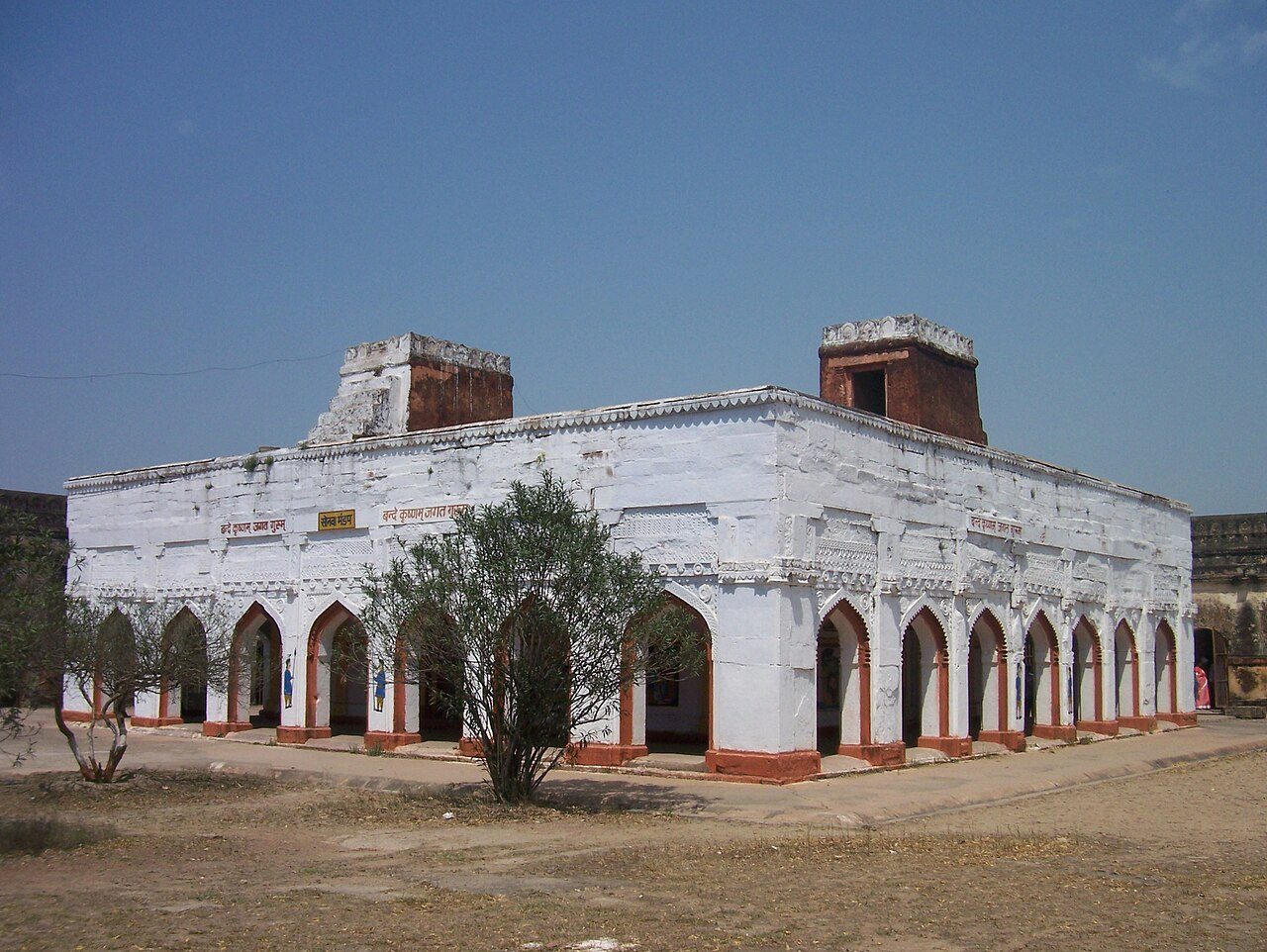 The Alha-Khand poem states that this place--the Sonva Mandap in the Chunar fort--is the location where according to a popular belief, Alha married Sonva.