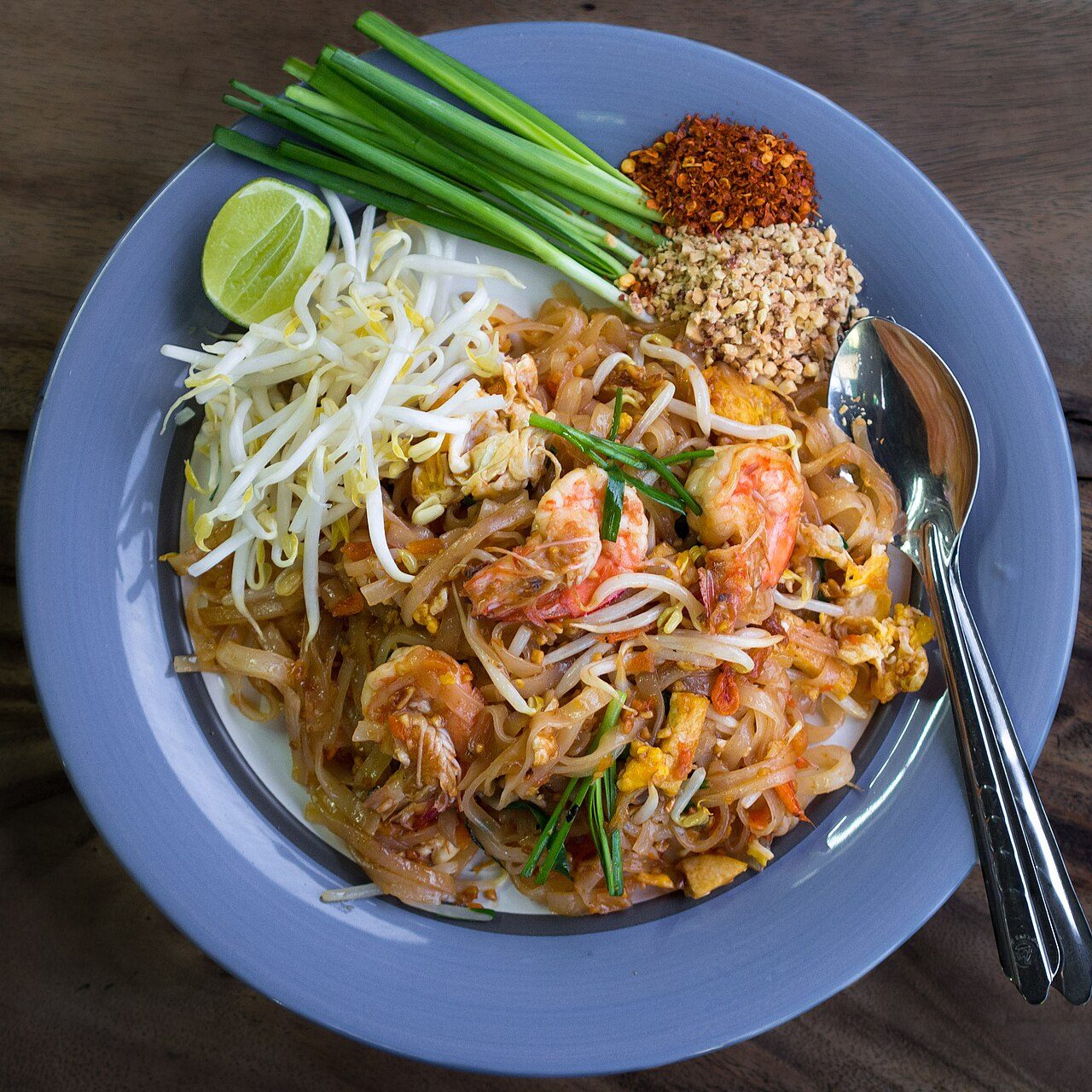 Phat Thai kung sot ("fresh" prawn phat Thai), costing 35 baht, from a street stall in the Chang Khien neighbourhood of Chiang Mai, Thailand. The kung sot ("fresh prawn") acts as a contrast to kung haeng ("dried prawns/shrimp"). Dried shrimp should feature in every version of…