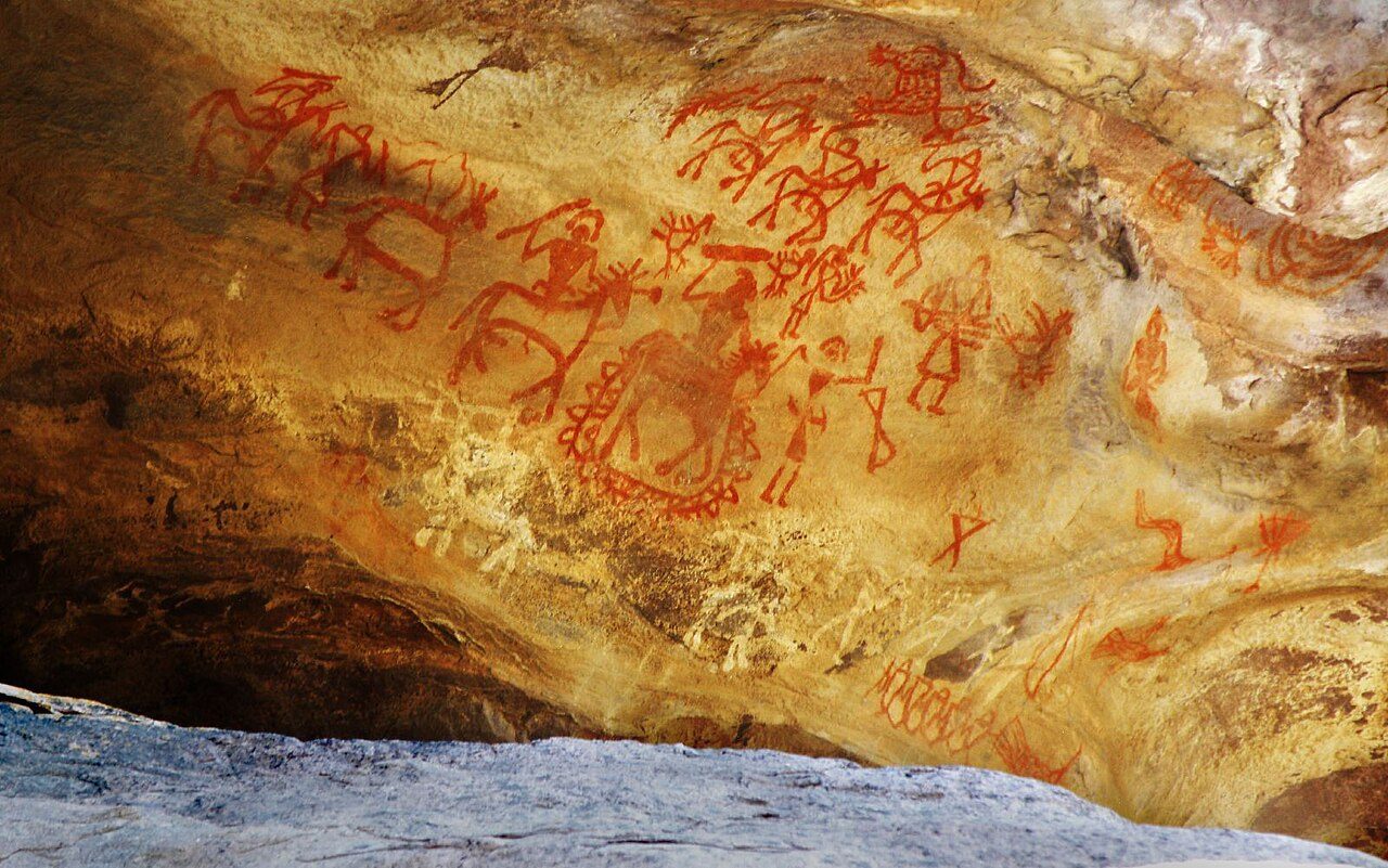 Looks pretty new right? This painting is from 1500-2000BC. भीमबैटिका The white colour(bottom) was made from grinding limestone with vegetable oil. The rock shelters have preserved the paintings from rain water. Bhimbetka is a UNESCO World Heritage Centre. Tip for people who may…