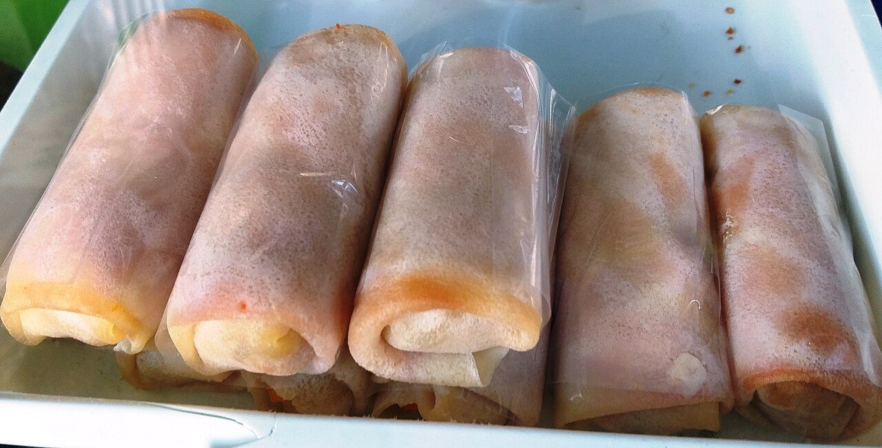 Risol atau risoles adalah jajanan yang terbuat dari adonan tepung yang dibuat kulit tipis kemudian diisi dengan aneka isian seperti sayuran atau daging ayam atau ikan. Makanan ini biasa pula disajikan sebagai pengganjal perut untuk sarapan, maupun snack di acara-acara kumpul…