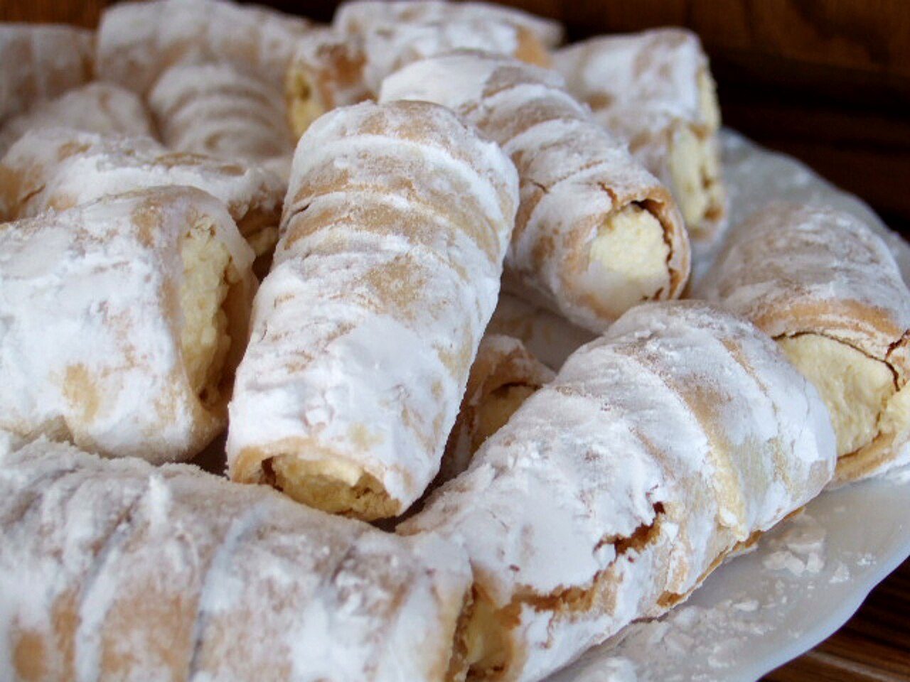 Tube with a crisp pastry filled with custard cream.
