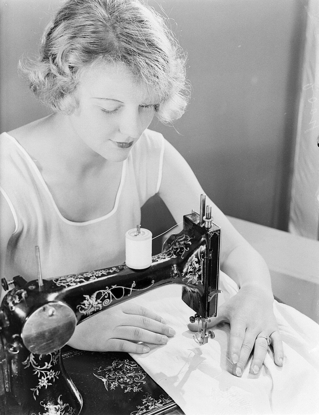 Collectie / Archief : Fotocollectie Van de Poll Reportage / Serie : Reportage fotomodel Beschrijving : Model Eva Waldschmidt achter de naaimachine Datum : 1932 Trefwoorden : fotomodellen, naaimachines, textiel Persoonsnaam : Waldschmidt, Eva Fotograaf : Poll, Willem van de…
