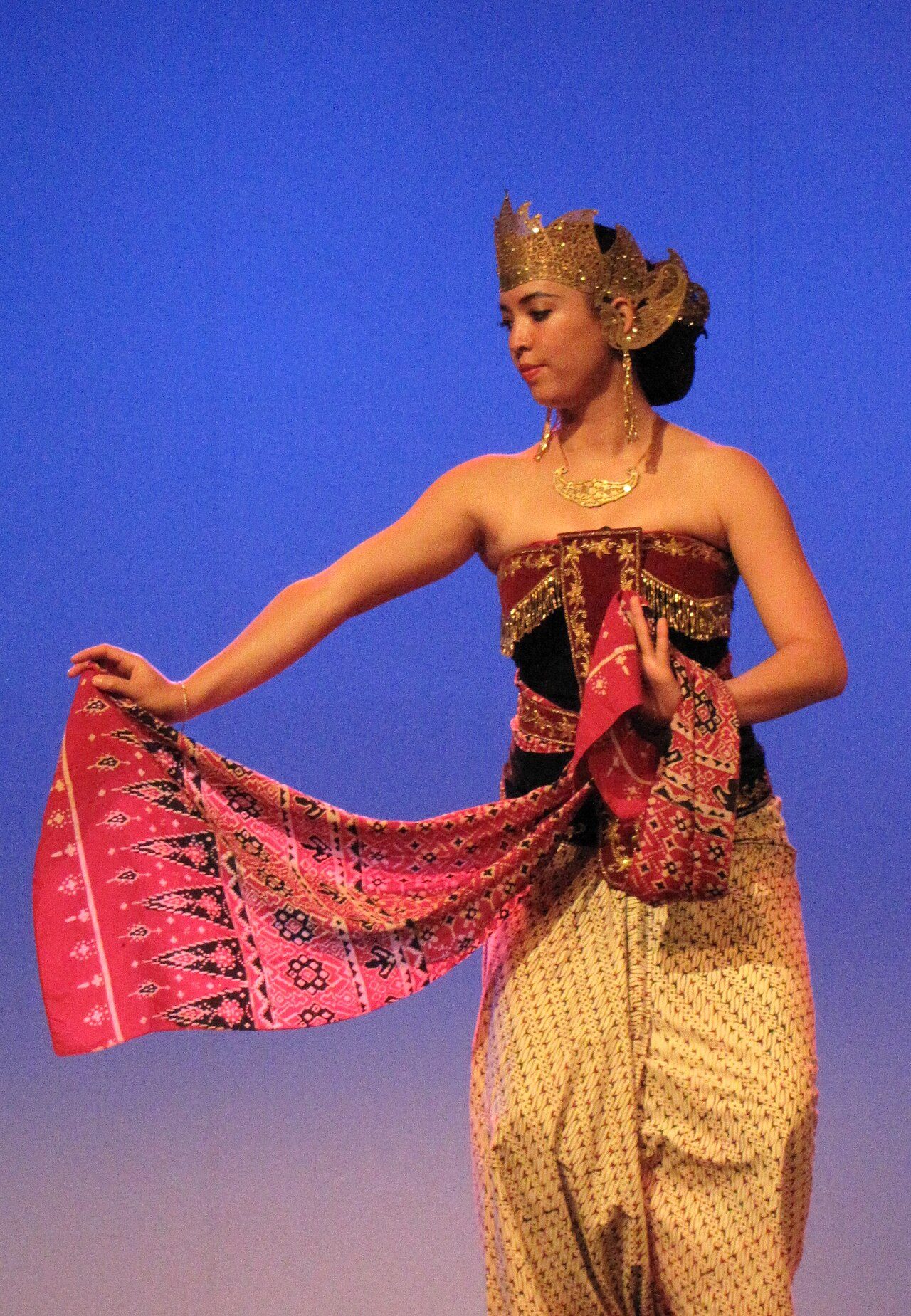 Tong Tong Fair on the Malieveld in the Hague. Javanese dances presented by Leiden dance group Kurung Kurung